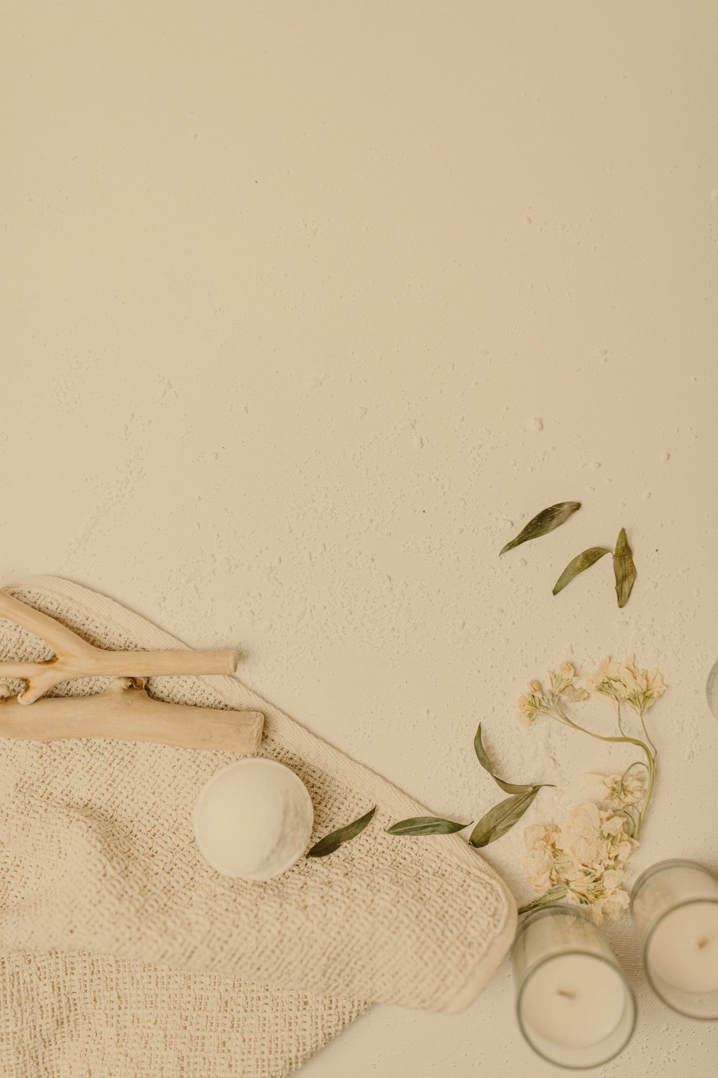 Bougies blanches et linge crème