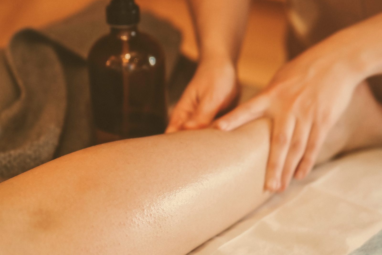 Drainage lymphatique des jambes, gestes lents et légers