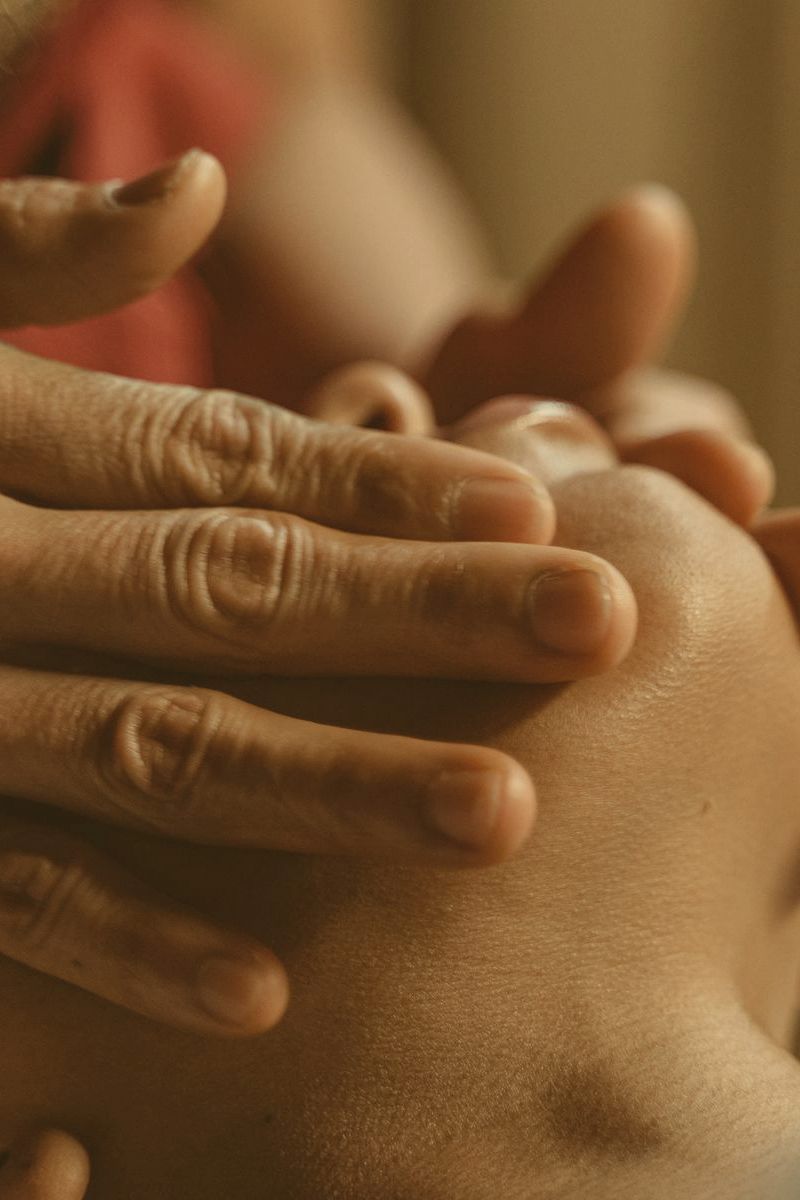 Mains posées sur le visage lors d’un drainage lymphatique du visage